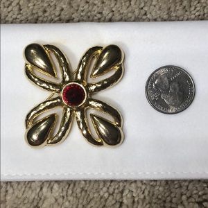$5 with bundle 
Vintage gold gone Rhinestone flower…